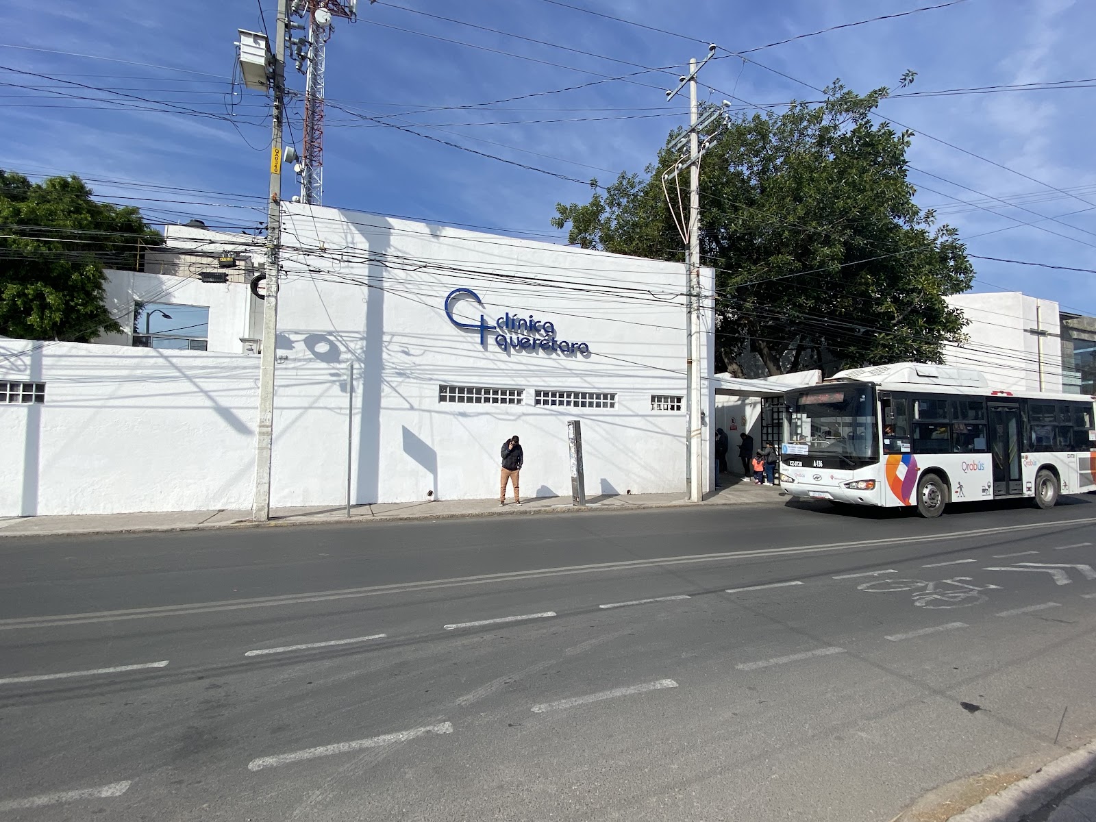 Fachada de Clínica Querétaro sobre Av. 20 de Noviembre durante el día